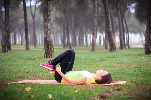 Espalda apoyada y piernas flexionadas
