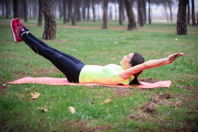 Extendemos las piernas y los brazos en un ángulo de 30 grados con el suelo