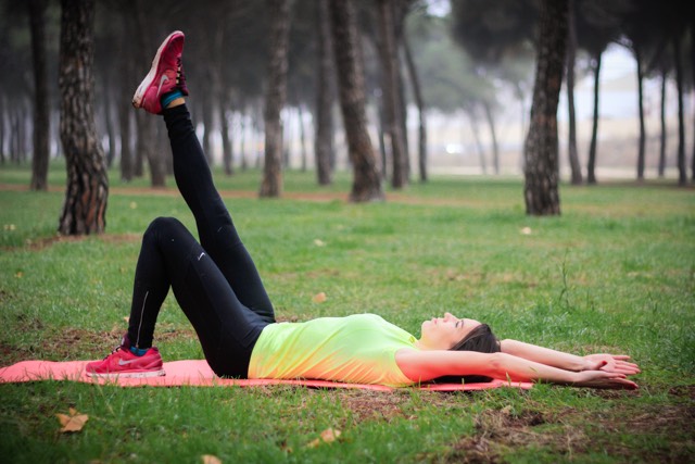 Tumbada con una pierna flexionada y una estirada